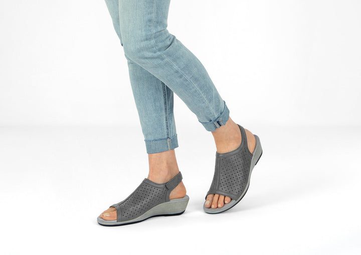 Hazel – Subtle Elegance in Soft Gray